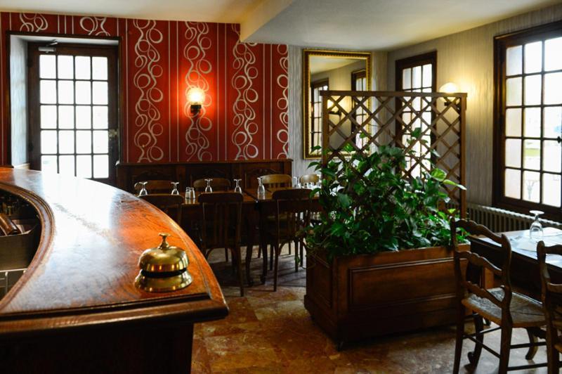 Logis Hotel Restaurant De La Poste Le Mêle-sur-Sarthe المظهر الخارجي الصورة