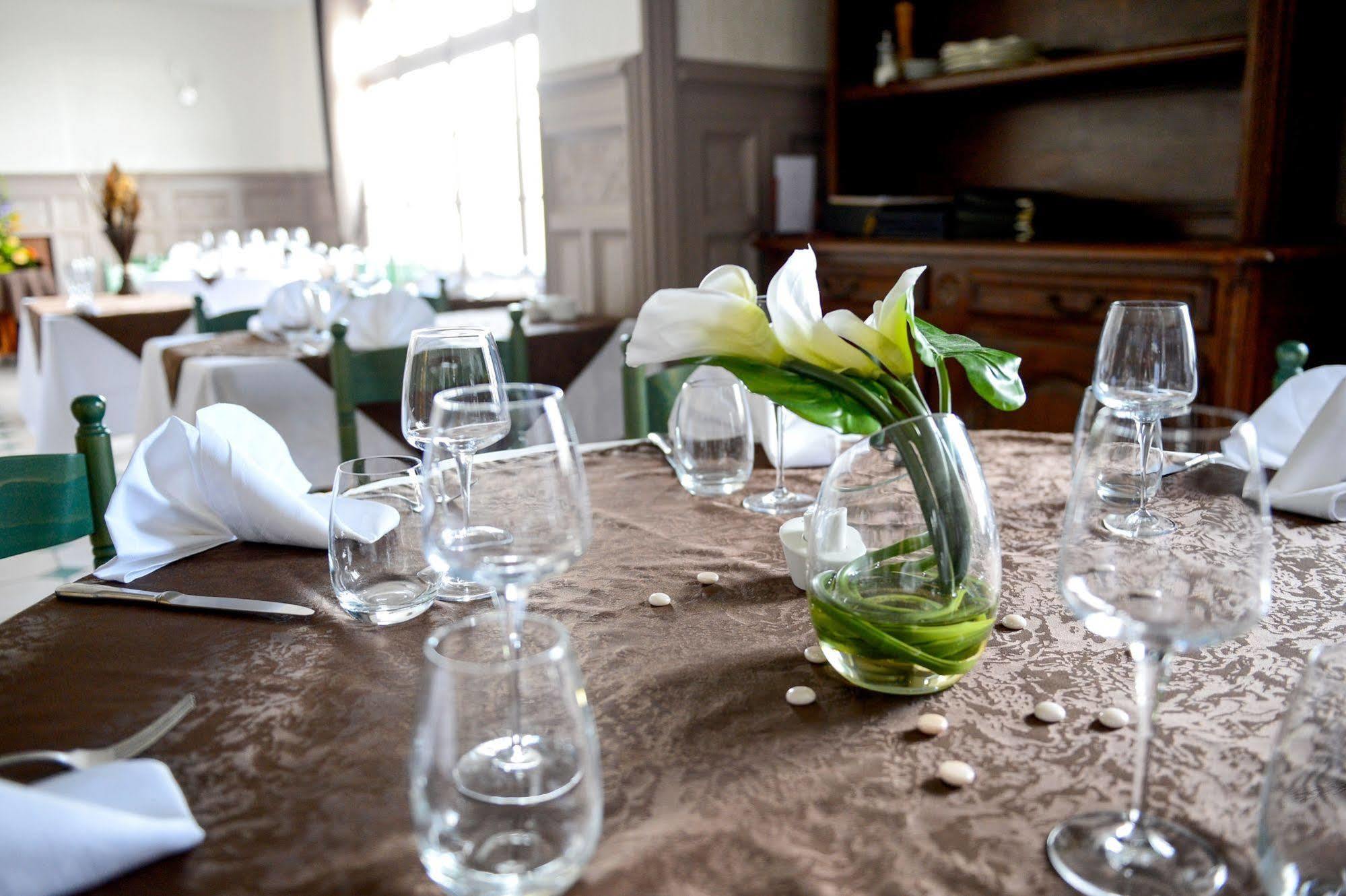 Logis Hotel Restaurant De La Poste Le Mêle-sur-Sarthe المظهر الخارجي الصورة
